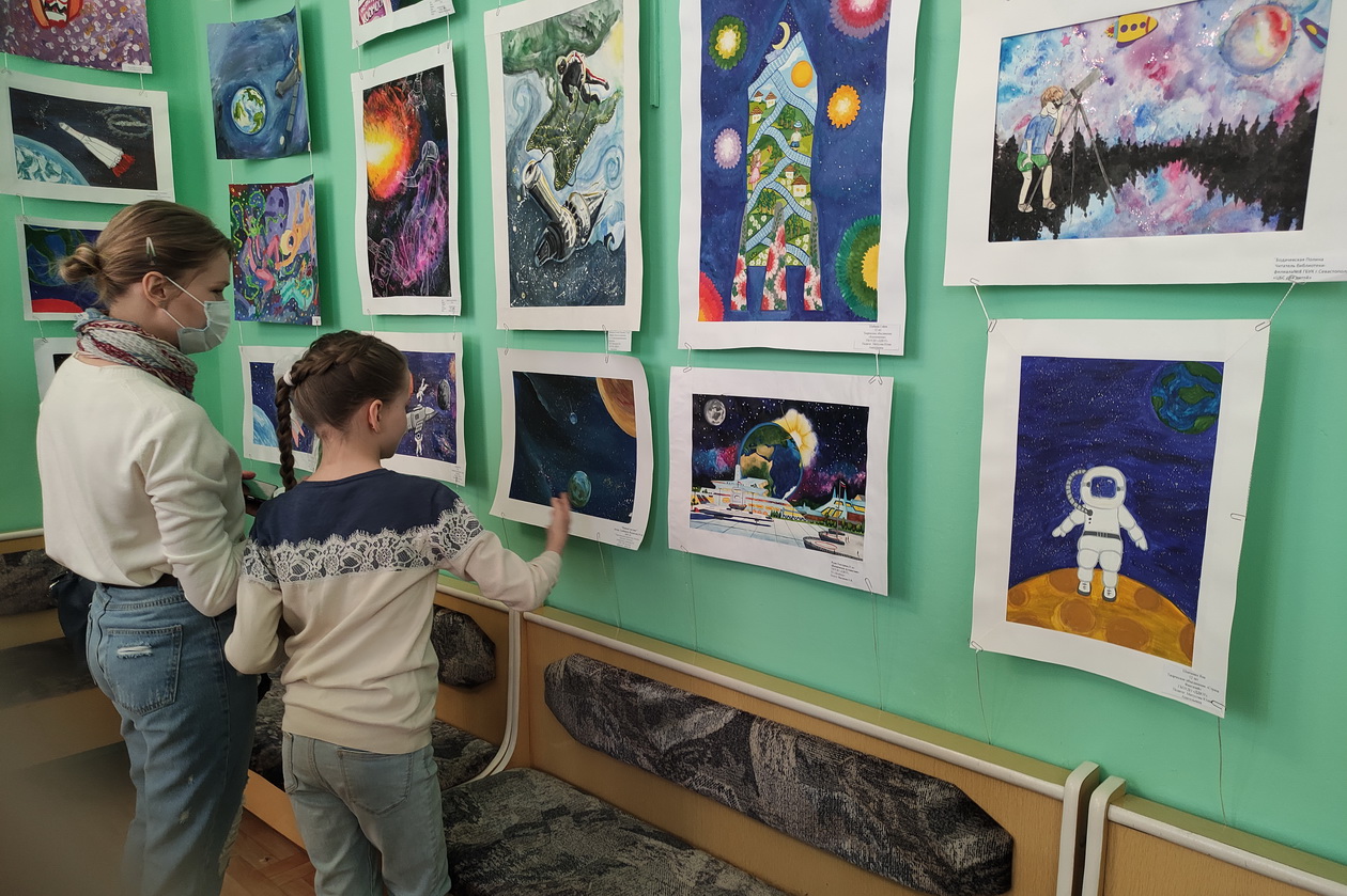 Открытие городской выставки детских творческих работ  «Мечта о космосе»