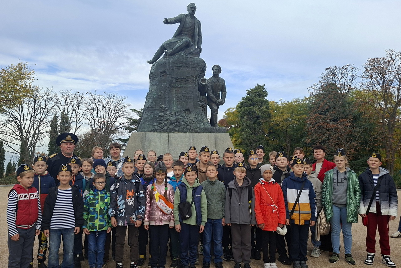 Юные севастопольцы почтили память героя на Малаховом кургане